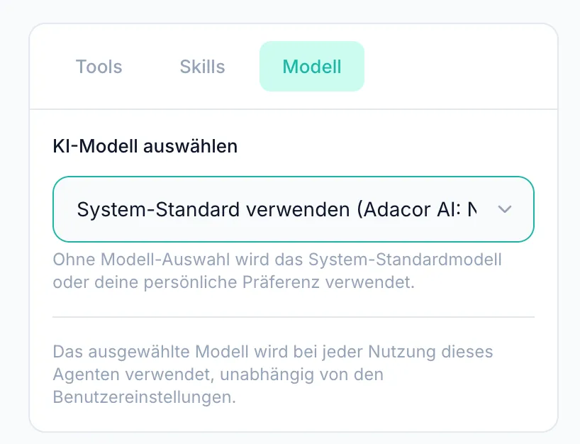 Modell-Tab im Agenten-Builder: Dropdown „KI-Modell auswählen“ mit der Voreinstellung „System-Standard verwenden (Adacor AI: …)“ und zwei Hinweistexten zur Wirkung der Auswahl