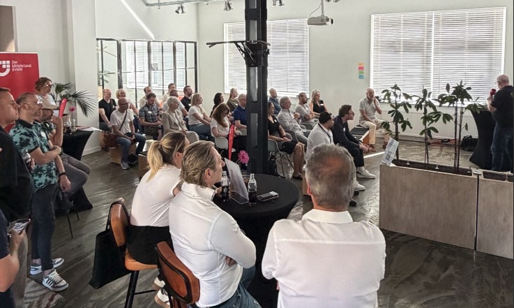 Teilnehmende des KI After Work verfolgen den Impuls vor dem KI-Workplace-Roll-up