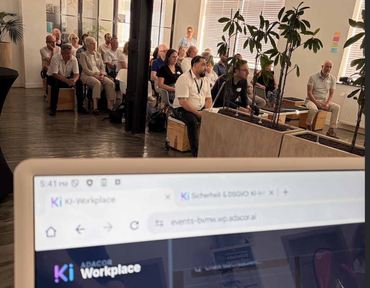 Der KI-Workplace live im Einsatz: KI-Assistent mit Beispiel-Aufgaben, daneben BVMW Ruhrgebiet